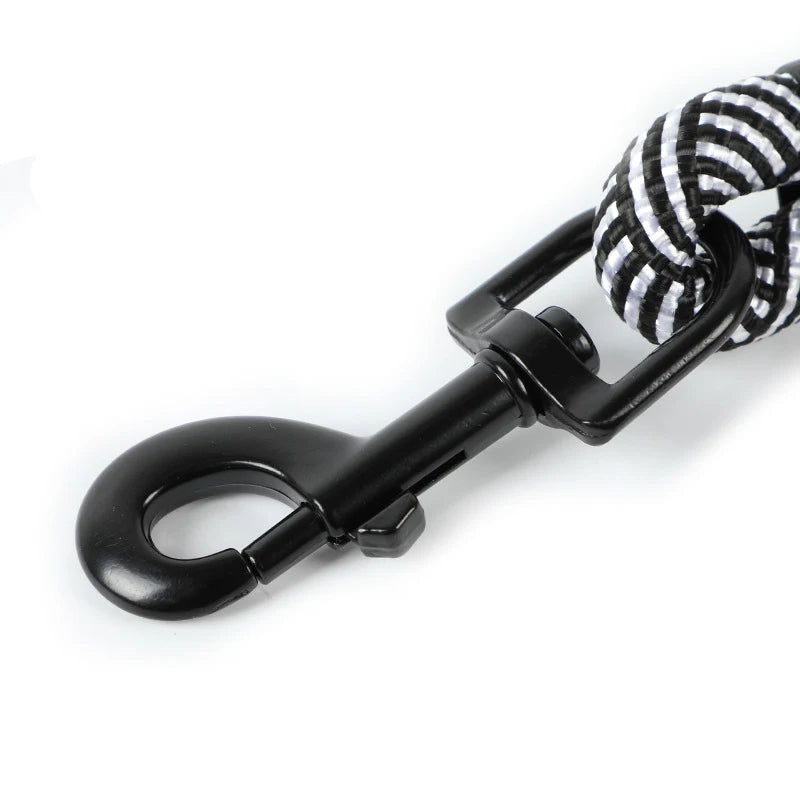 Edelstahl-Karabiner in Nahaufnahme – reflektierender Glanz, drehbare Verbindung