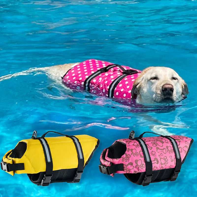 Hund schwimmt im Wasser mit pinkfarbener AquaPaws™ Rettungsweste